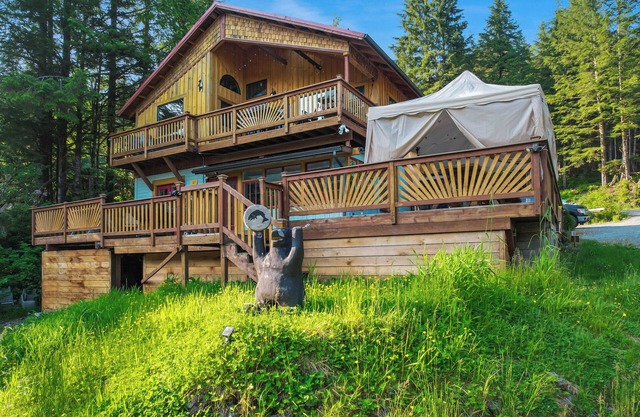 Salmon Return & Wildlife Roam: Ketchikan Getaway!