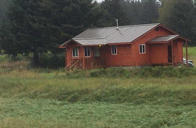 SALMON RIVERBEND LODGE FISHERMEN CABIN WTH RIVER ACCESS FISH RIGHT OUT YOUR DOOR