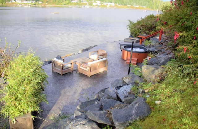Salt Loft - Oceanfront, Hot Tub and Firepit!