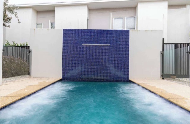 Saltbreeze - Laidback Poolside Living by the Canal