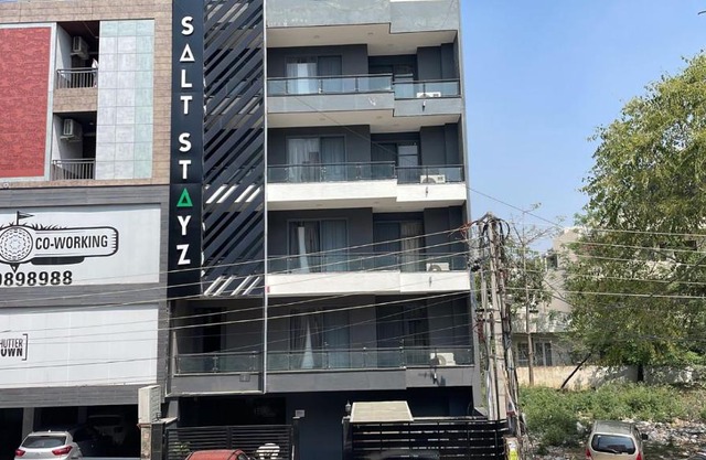 Saltstayz Express - Golf Course Road & DLF Phase-1