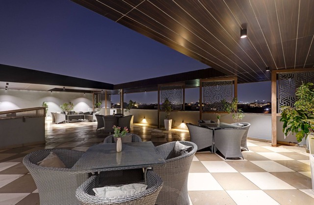 Saltstayz Premier – Golf Course Road & Sector 42