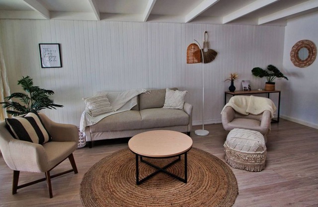 Saltwater at Forresters Beach. Family and Pet Friendly. Walk to the Beach.