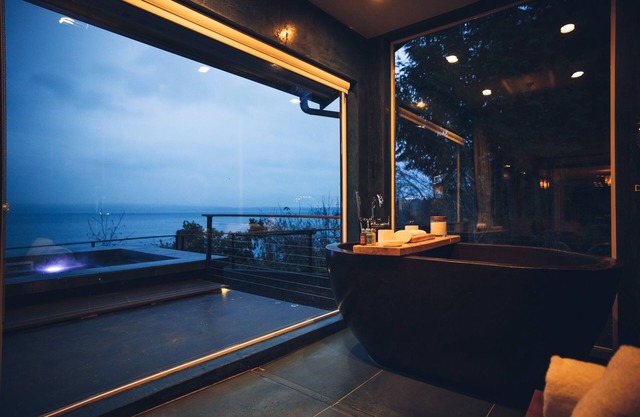 SaltWood: Zenith Waterfront Retreat