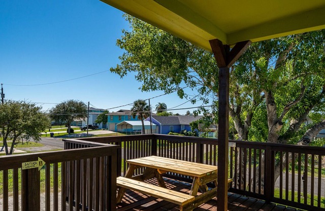 Salty Air Retreat, 1 Bed, 1 Bath, Sleeps 4, WiFi