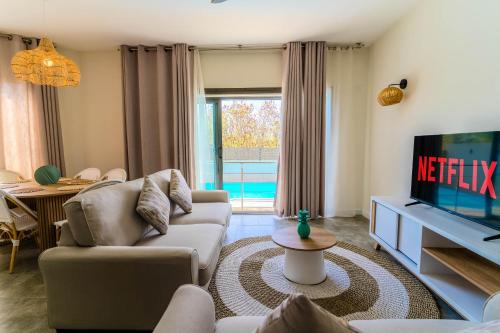 Salty Breeze - Modern 3BR 2BA Fast WiFi Near Beach