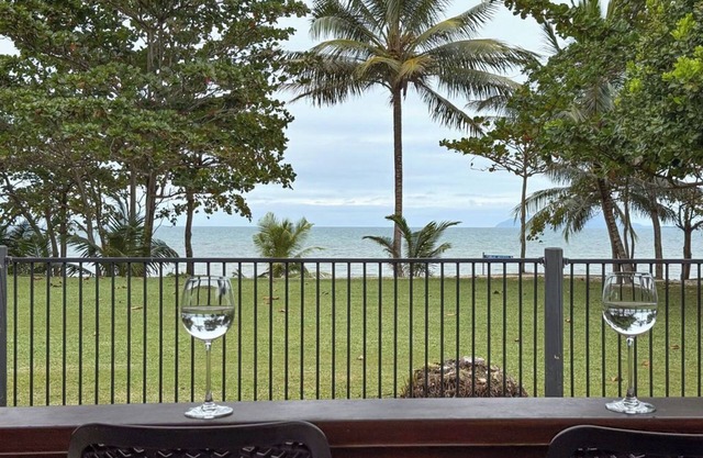 Salty Lodge -Absolute Beach Front