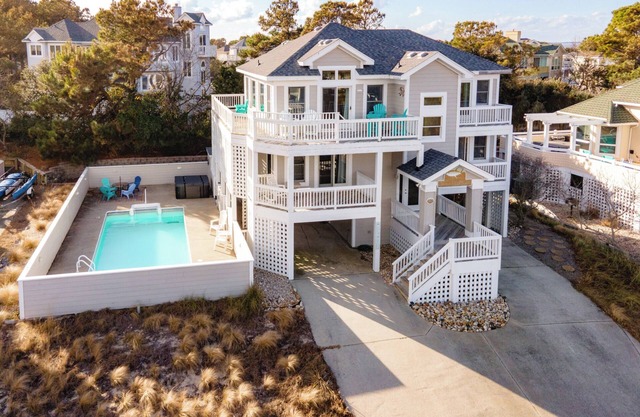 Salty Paws. Pet Friendly. Minutes to Beach. Ocean Views.