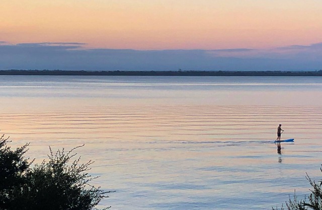 Salty's Shack, Loch Sport - 4 doors from beautiful Lake Victoria beach!