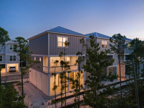 Salty Shells - Spacious 3 Bedroom, 4 Bathroom Retreat in Orange Beach Just Steps from the Sand