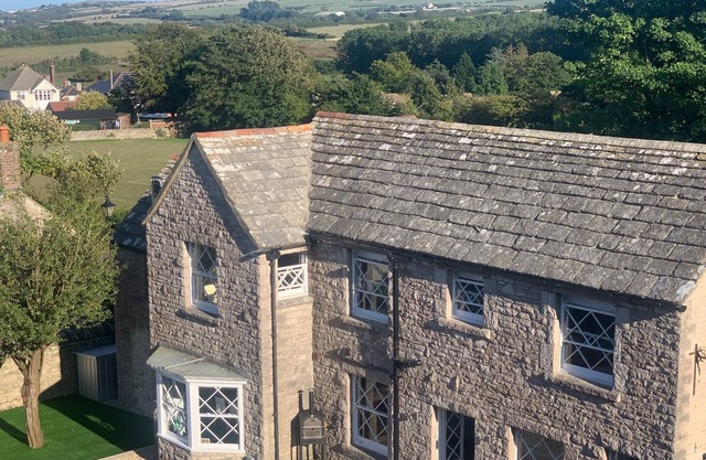 SAMPHIRE COTTAGE, pet friendly, with a garden in Langton Matravers