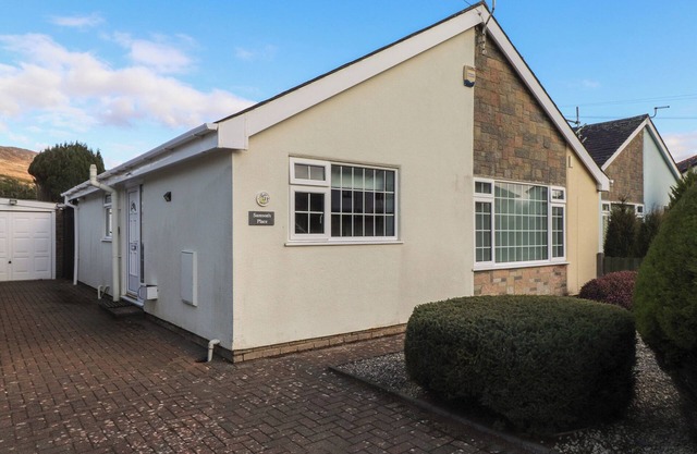 SAMSON'S PLACE, pet friendly, country holiday cottage in Morfa Bychan