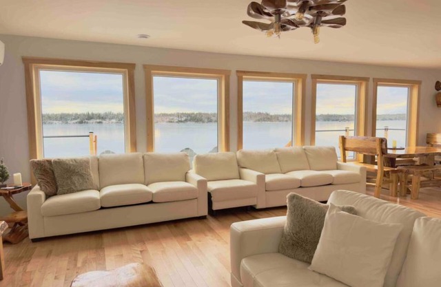 San Adaleida Lake House with Private Hot Tub Outdoor Shower Kayaks