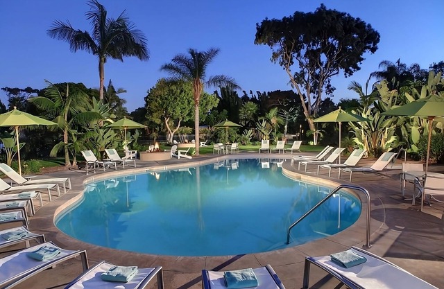 San Diego's Best! Unit w/ Kitchen, Outdoor Pool, Steps from the Beach!