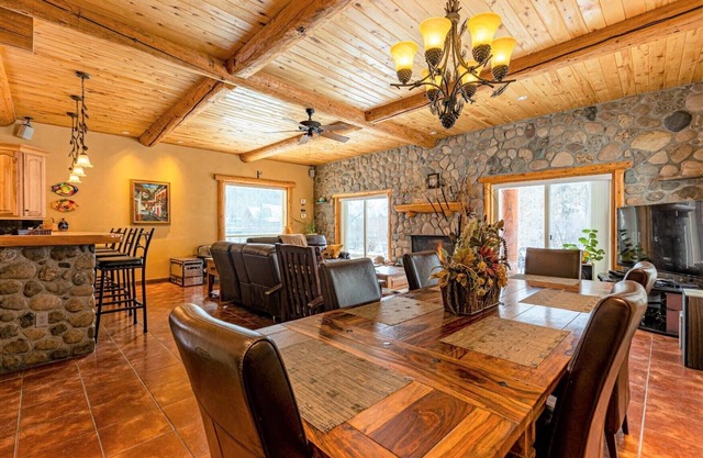 San Juan River frontage. Close to Wolf Creek Ski, New Hot Tub!