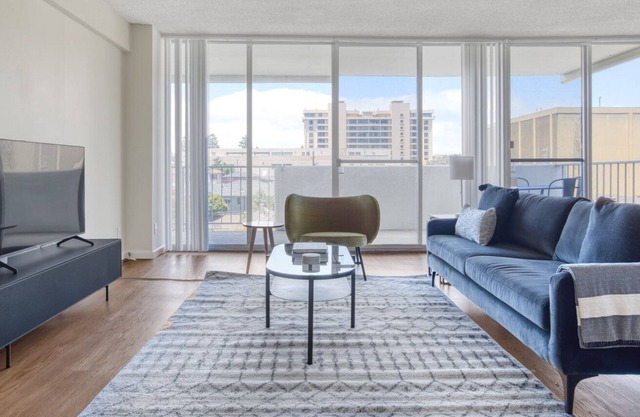 San Mateo 2BR w/ W/D, BBQ & Pool, near Caltrain