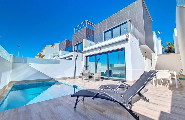 Villa con piscina privada y terraza.