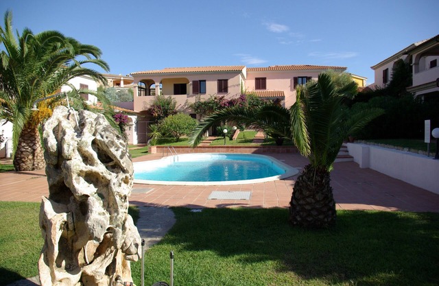 Apartamento San Teodoro en residencia con piscina