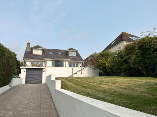 Sanctuary by the Sea with large room incl lounge area, bathroom, direct garden access & free parking