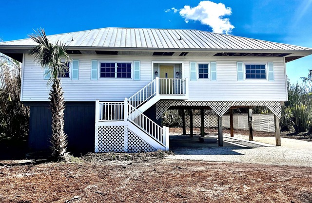 Sand Castle Cottage - Newly Renovated in East-End Golf Course Community