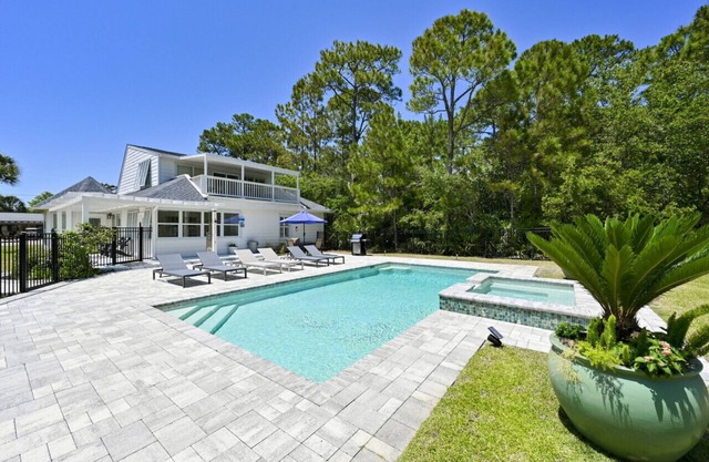 Sand Dollar Hideaway 4 Bedroom & 4 Bath Cottage with Guest House