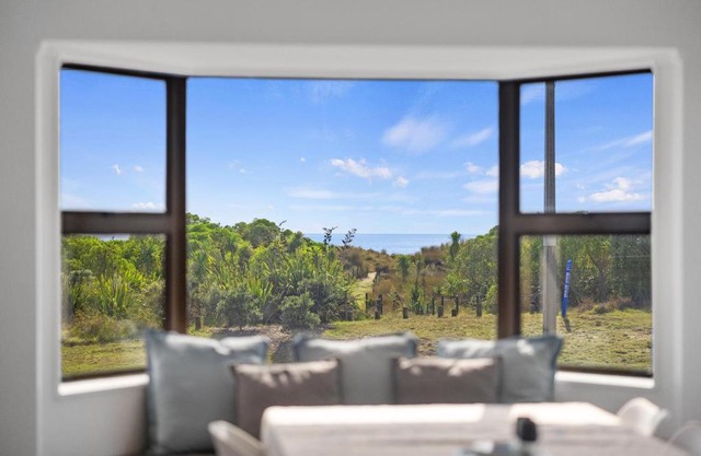 Sandbanks - Papamoa Beachfront Holiday Home
