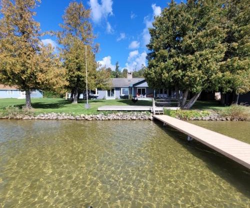 Sandbar Cedar Cottage on Lake Leelanau