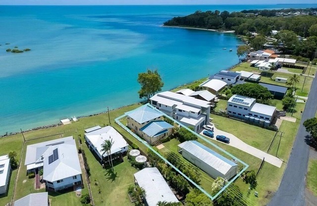 Sandbar on Moreton – Waterfront -5 bedrms-3 baths-Sleeps 10-WiFi-2 TVs-Linens