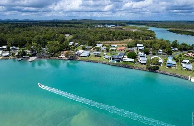 Sandbar on Moreton -Waterfront - 3 bedrms - 3 baths - Sleeps 6 - WiFi