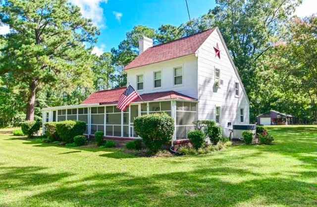 Sandbridge Farmhouse…1 mile to Sandbridge, all new renovation, 2 acres, pool