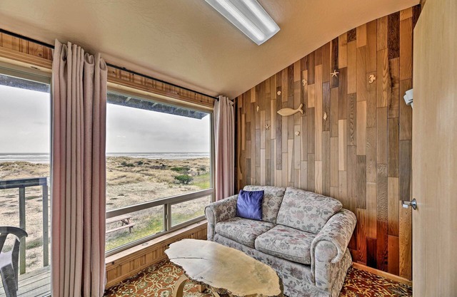 Sanderling Sea Cottages, Unit 3 w/ Private Balcony