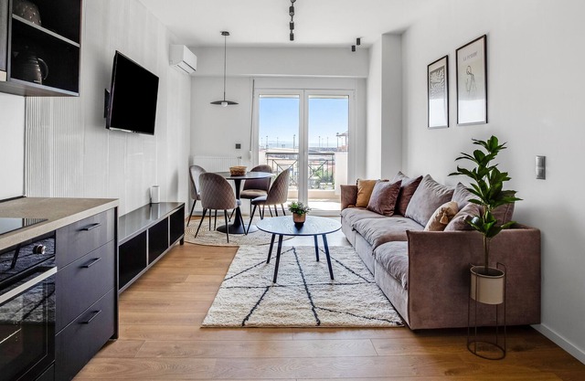 Sanders Arch - Snug 1-bedroom Apartment With Balcony