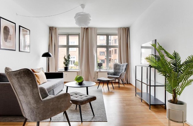 Sanders Constantin - Chic Two-Bedroom Apartment With Balcony