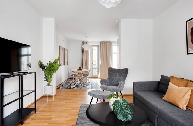 Sanders Constantin - Chic 2-bdr Apt With Balcony
