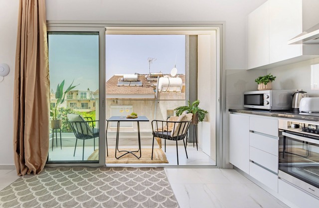Sanders Cruise - Lovely Studio Apt With Balcony