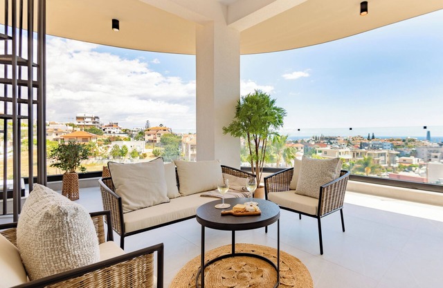 Sanders Eduardovich - Amplio apartamento de 3 habitaciones con azotea privada