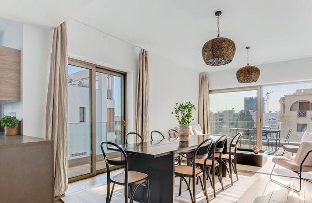 Sanders Evolution - Chic 3-bdr Apt w Shared Pool