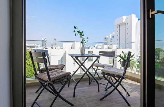 Sanders Evolution - Cute 3-bdr Apt w Shared Pool