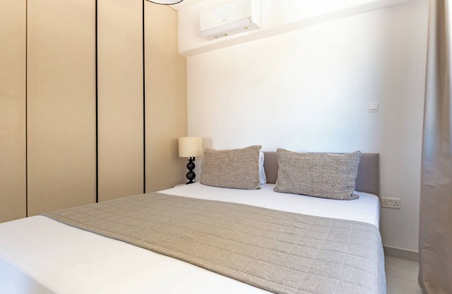 Sanders Only - Ideally Planned Studio With Balcony