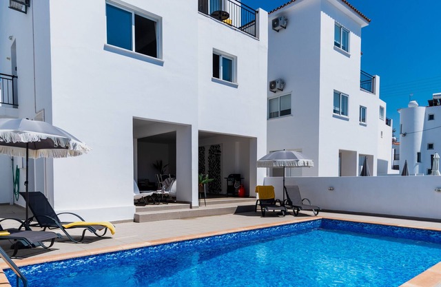 Sanders White Mountains - Pleasant Villa with Pool