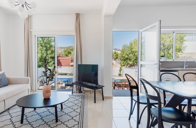 Sanders White Mountains - Bright Villa with Pool