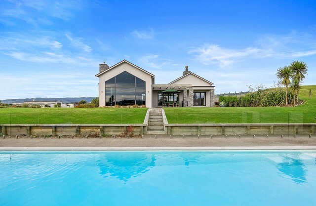 Sandhill Beach House - Te Horo Holiday Home
