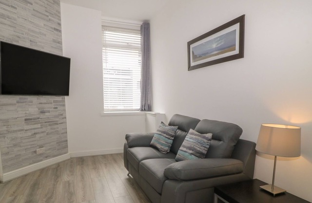 SANDOWN, pet friendly, country holiday cottage in Babbacombe