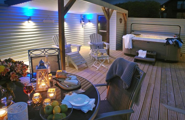 SandPipers Luxury hot tub lodge with 2 ensuites a private Sauna & BBQ terrace