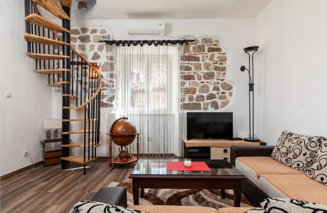 Sandra's Old Town Apartment