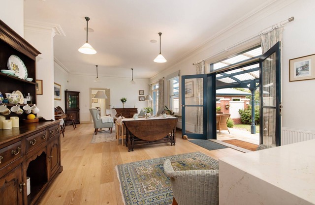 Sandringham Royale - A great Bayside home and close to everything