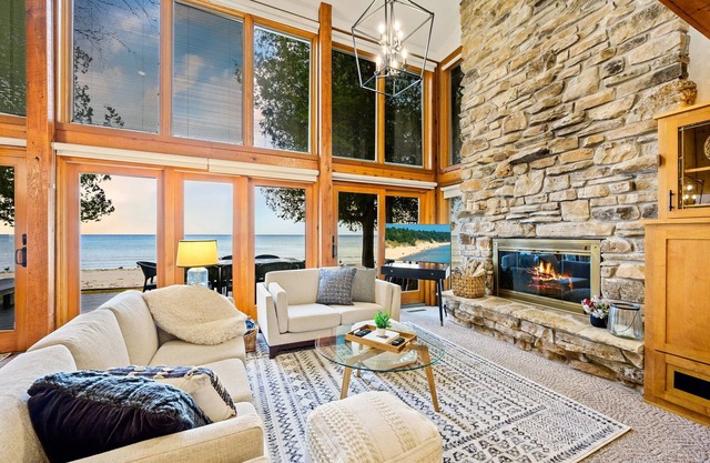 Sandvik House - Lakefront gem w/ sand beach & waterfront deck-Stunning Lake Michigan views!
