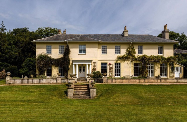 SANDWELL MANOR, pet friendly, character holiday cottage in Totnes