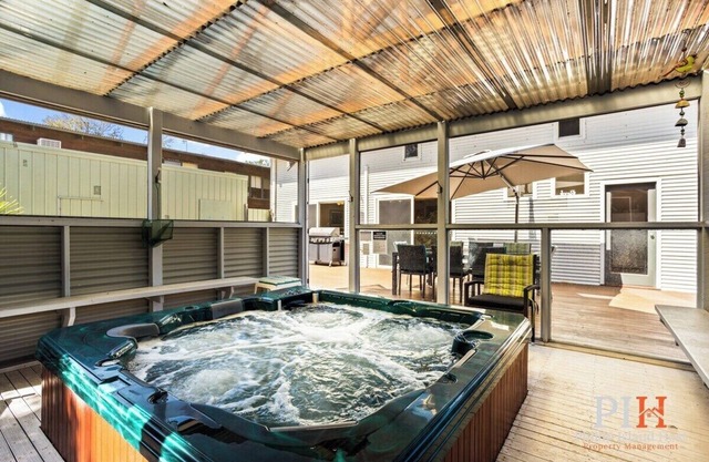 Sandy Bay Getaway w Spa 4 Bdr
