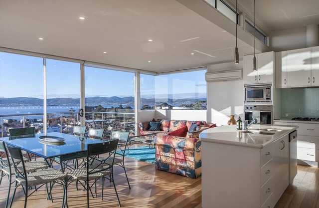 Sandy Bay Sensation, una casa de lujo con vistas al río, a la montaña y a la ciudad de Hobart.